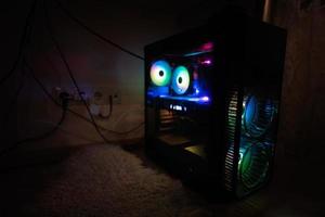 gaming pc låda med kyl- uppstart och full rgb ljus inuti. foto