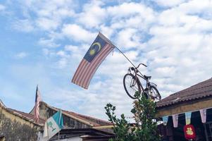 malaysia flagga och penang stat flagga vinka foto