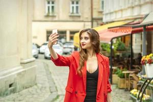 turist kvinna tar en selfie foto