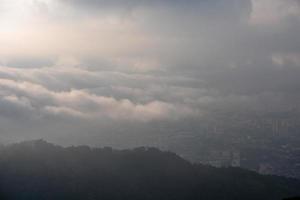 hav moln omslag georgetown i dimmig morgon- foto