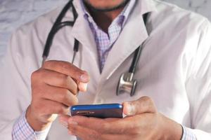 närbild av läkare använder smartphone på sjukhuset foto