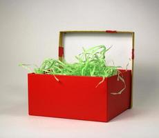 en röd låda med en guld band och en grön band foto