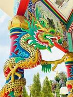 drake staty, drake symbol, drake kinesiska, är en skön thai och kinesisk arkitektur av helgedom, tempel. en symbol av Bra tur och välstånd under de kinesisk ny år firande. foto