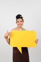 ung skön kvinna i thai lanna kostym med tom Tal bubbla tecken foto