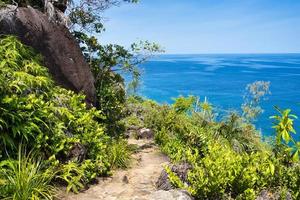 anse större natur spår stenar, gångstig och växter, mahe Seychellerna foto