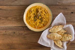 locro maträtter och empanadas, traditionell argentine livsmedel den där är ofta förbrukad för nationell högtider, sådan som de rotation av Maj 25 och oberoende på juli 9 foto