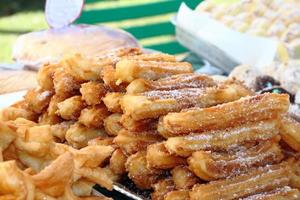 alfajores friterad kakor och churros för försäljning på de gata rättvis foto