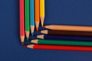 färgad pennor bakgrund. tillbaka till skola begrepp fotografi foto