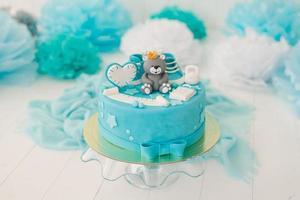 kaka för de först födelsedag av en pojke med en Björn i blå. foto