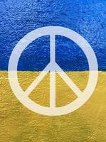 fred symbol på ukrainska flagga målad på vägg foto