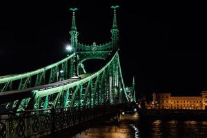 gammal järnbro över Donaufloden i Budapest foto