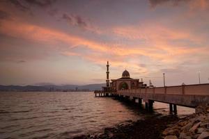 Fantastisk solnedgång över arkitektur moské på penang hamn foto