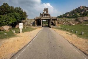 talarigatta Port är en gammal två våningar vägtull Port i hampi foto