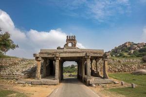 talarigatta Port är en gammal två våningar vägtull Port i hampi foto