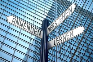 anwenden, verstehen, lernen i tysk, använda sig av, förstå, lära sig i engelsk - vägvisare med tre pilar, kontor byggnad i bakgrund foto
