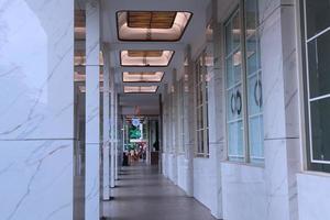 korridor i köpcenter terrass med lyx tak och marmor pelare foto