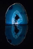 närbild av en grotta med blå ametister på svart