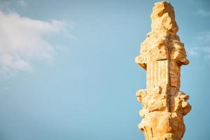 natursköna ruiner på blå himmel bakgrund med turist i Persepolis, Iran. gammal persisk stad. persepolis populära turistmål i Mellanöstern. foto