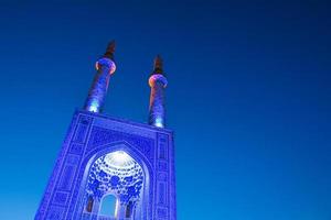 blå hazireh moské under natt i yazd, iran. blå timme isolerat låg vinkel skott. foto