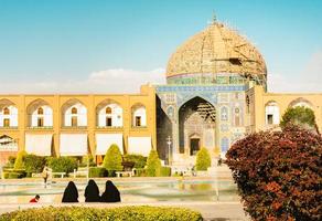 isfahan, Iran, 2022 - ingång in i de fredag moské jame moské av isfahan med trädgård förgrund foto