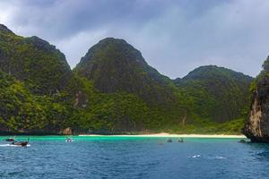 skön tropisk kalksten öar på koh phi phi don thailand. foto