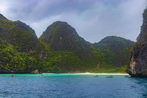 skön tropisk kalksten öar på koh phi phi don thailand. foto