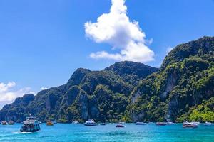 skön tropisk kalksten öar på koh phi phi don thailand. foto