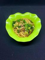 en skål av indonesiska mat kyckling spaghetti foto