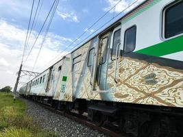 surakarta, Indonesien. 2022. adhi sumarmo flygplats tåg passerar förbi foto