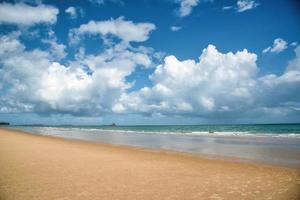 skön strand och tropisk hav i thailand. sommar strand paradis. foto