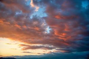 skön clouds och dramatisk solnedgång foto
