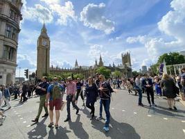 London i de Storbritannien i juni 2022. turister på de gator för de drottningar jubileum firande foto