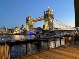 utsikt över tower bridge i london foto