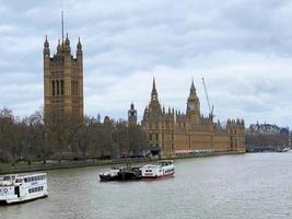 en se av de hus av parlament i London tvärs över de flod thames foto