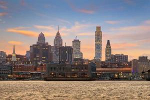 philadelphia skyline och penns landning i skymningen foto