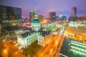 st. louis centrum skyline i skymningen foto