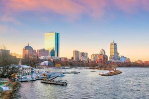 panoramautsikt över boston skyline med skyskrapor i skymningen i USA foto