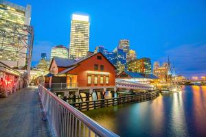 boston harbour skyline i skymningen, massachusetts foto