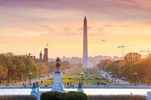Washington DC stadsutsikt vid en orange solnedgång, inklusive Washington foto