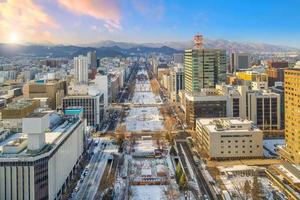 sapporo city downtown skyline stadsbild av japans solnedgång foto