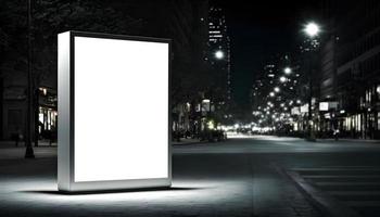 tömma Plats annons styrelse, tom vit skylt på vid vägkanten i stad, fyrkant tom anslagstavla i stad i natt tid foto
