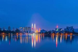 nattsikt över Kuala Lumpurs stadssilhuett foto