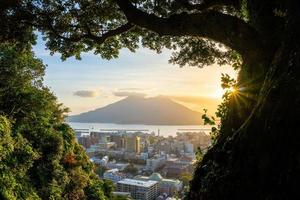 kagoshima city downtown skyline stadsbild med sakurajima vulkan i kyushu, japan foto