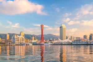 skyline och hamnen i kobe i japan foto