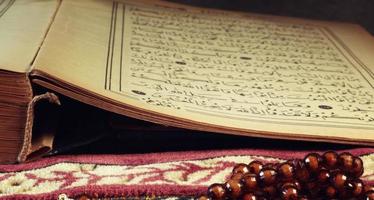 quran de helig bok av muslim religion och be räkning pärla foto
