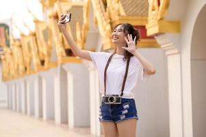 skön ung asiatisk turist kvinna på semester sightseeing och utforska bangkok stad, thailand, högtider och reser begrepp foto