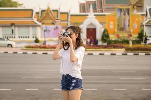 skön ung asiatisk turist kvinna på semester sightseeing och utforska bangkok stad, thailand, högtider och reser begrepp foto