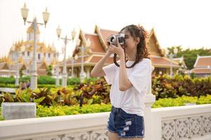 skön ung asiatisk turist kvinna på semester sightseeing och utforska bangkok stad, thailand, högtider och reser begrepp foto