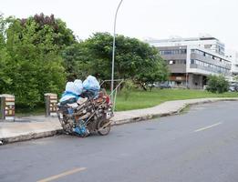 Brasilien, Brasilien, df Mars 17 2023 skräp och återvinningsbara lastad upp i en vagn den där hemlös människor i Brasilien, använda sig av till samla återvinningsbar objekt för återförsäljning foto