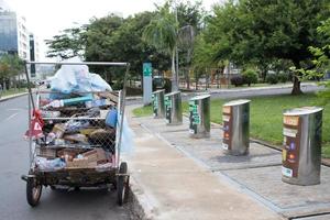 Brasilien, Brasilien, df Mars 17 2023 skräp och återvinningsbara lastad upp i en vagn den där hemlös människor i Brasilien, använda sig av till samla återvinningsbar objekt för återförsäljning foto
